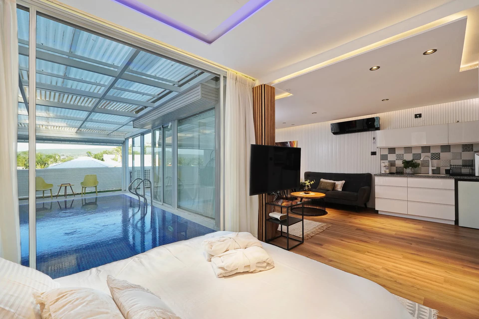 סוויטת יוקרה עם בריכה פנימית