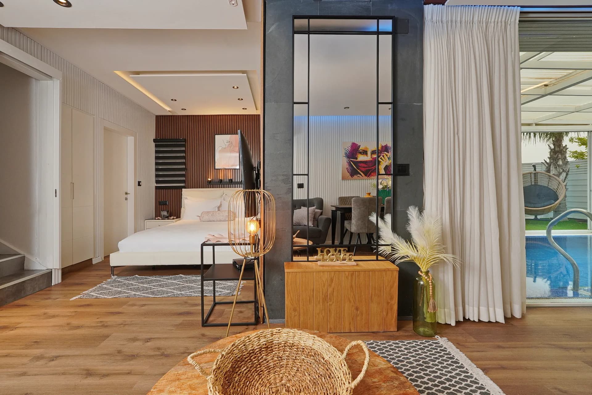 סוויטות מעוצבות עם נוף לבריכה